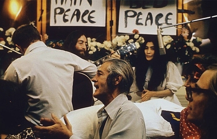 John_Lennon_performing_Give_Peace_a_Chance_1969